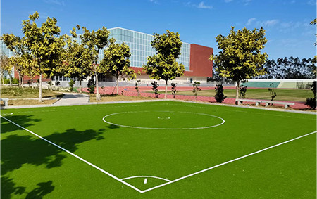 What do artificial turf need to pay attention to when laying?